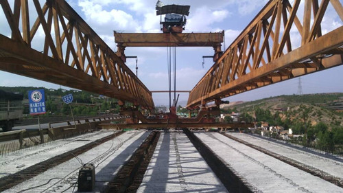 麻昭高速公路K101+283大橋吊裝工作圓滿完成