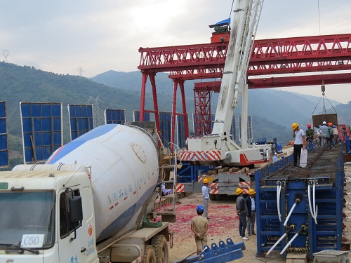 元蔓高速塞刀村大橋T梁首件完成澆筑