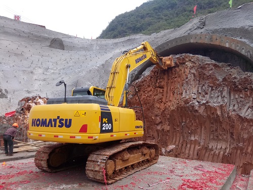 廣那高速一分部土鍋寨2號(hào)隧道左幅進(jìn)洞