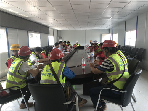 公司領(lǐng)導(dǎo)深入三直永善易遷項目與職工交心談心