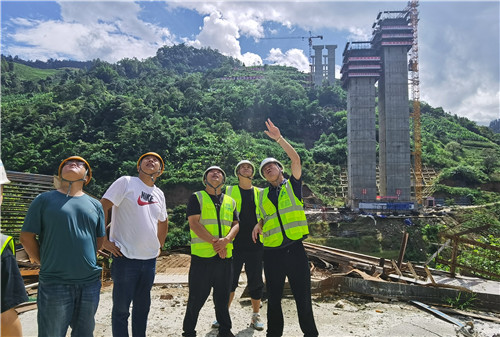 王現(xiàn)合、向小波帶隊(duì)到元陽片區(qū)開展中秋國慶雙節(jié)慰問