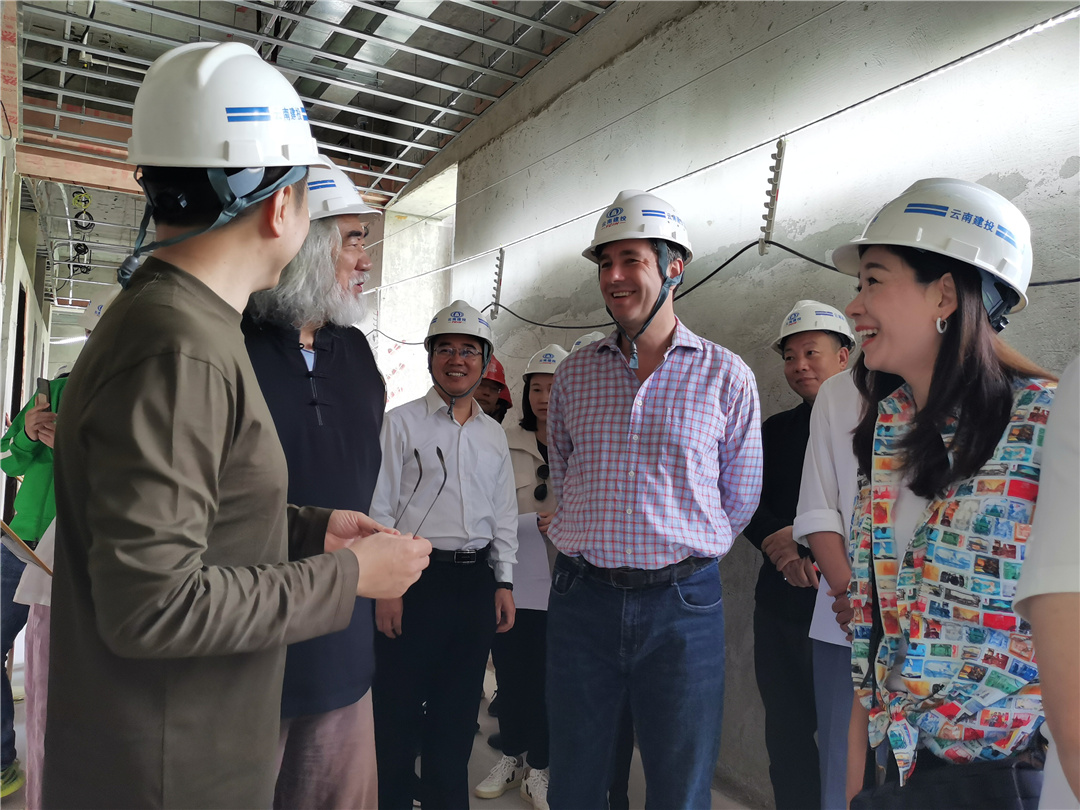 【調(diào)研檢查】導(dǎo)演張紀(jì)中、企業(yè)家胡潤(rùn)一行調(diào)研景邁古樹(shù)茶小鎮(zhèn)1期A地塊建設(shè)項(xiàng)目