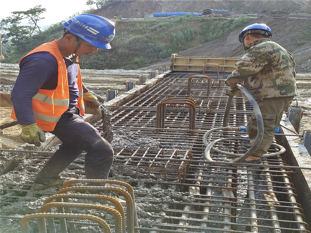 【大干春季】第四直管部元綠高速十三分部普村2號(hào)橋第一個(gè)蓋梁澆筑完成