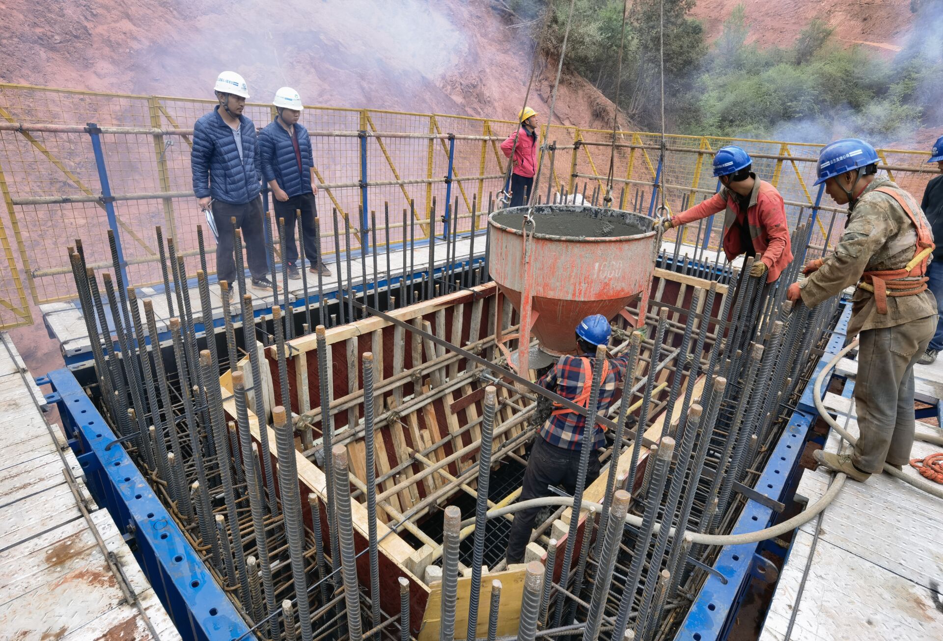 【大干春季】云蘭項(xiàng)目首個(gè)高墩空心薄壁墩首件墩身順利澆筑完成