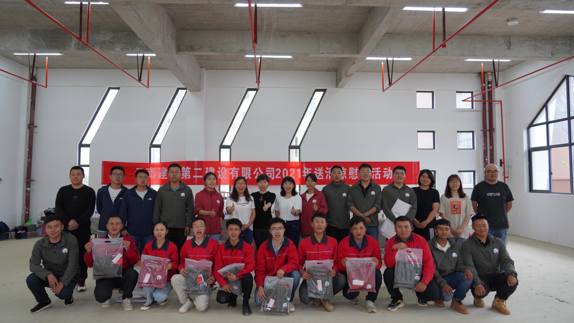 【我為群眾辦實事】工會主席胡云紅到廣南開展“送清涼”慰問活動