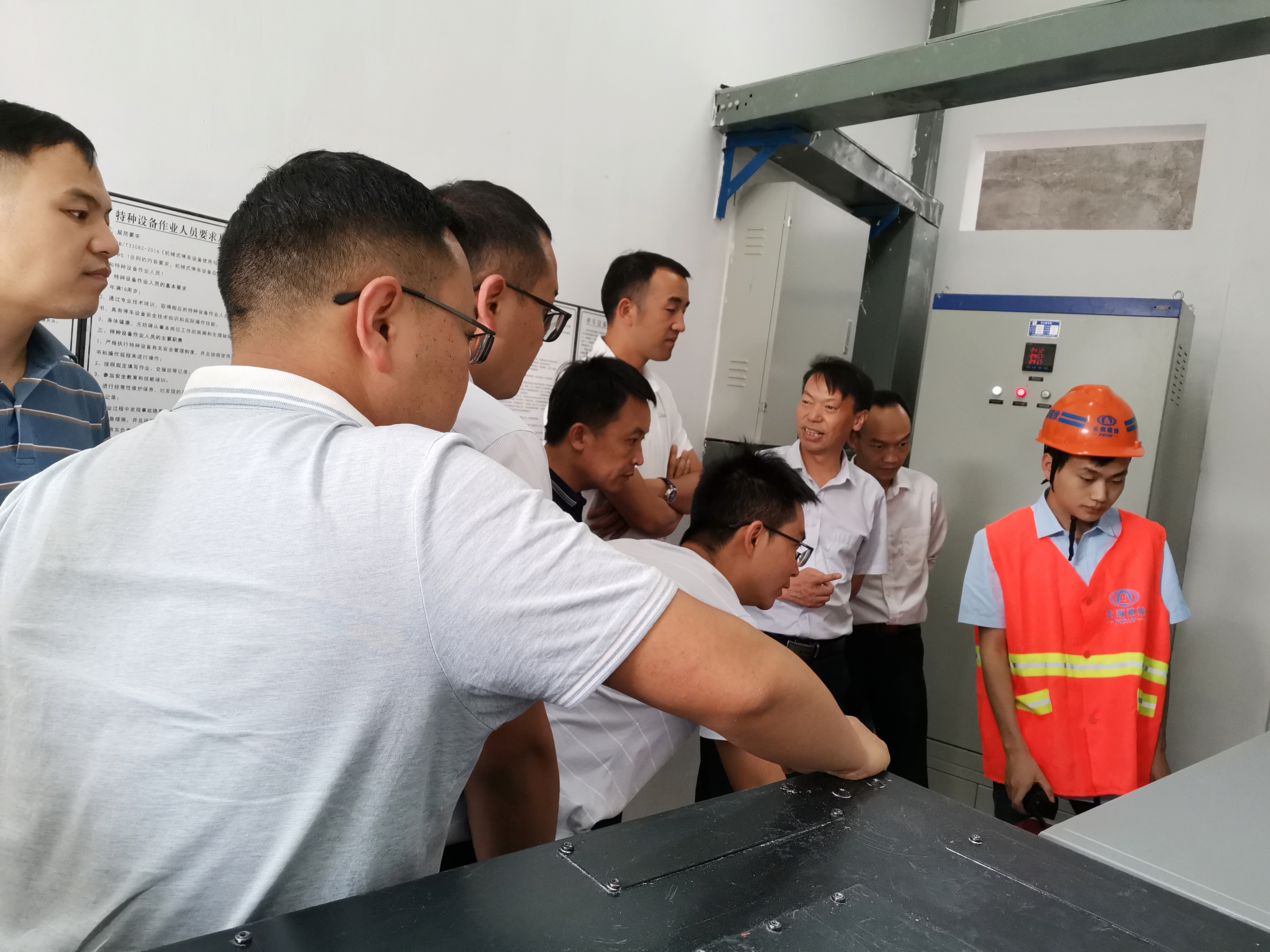 【我為群眾辦實事】陳定華一行調研檢查鳳慶縣城市多功能停車場建設項目