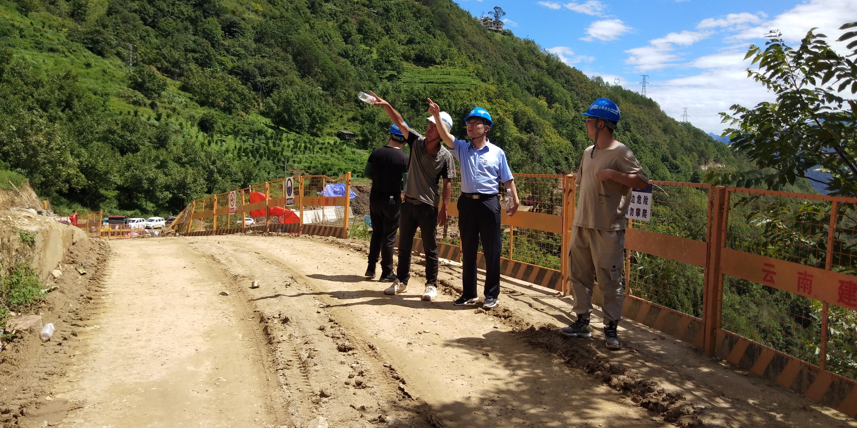 【調(diào)研檢查】福貢縣副縣長(zhǎng)呂廷棟一行督導(dǎo)皇冠山景區(qū)月亮田鄉(xiāng)村旅游換乘中心項(xiàng)目