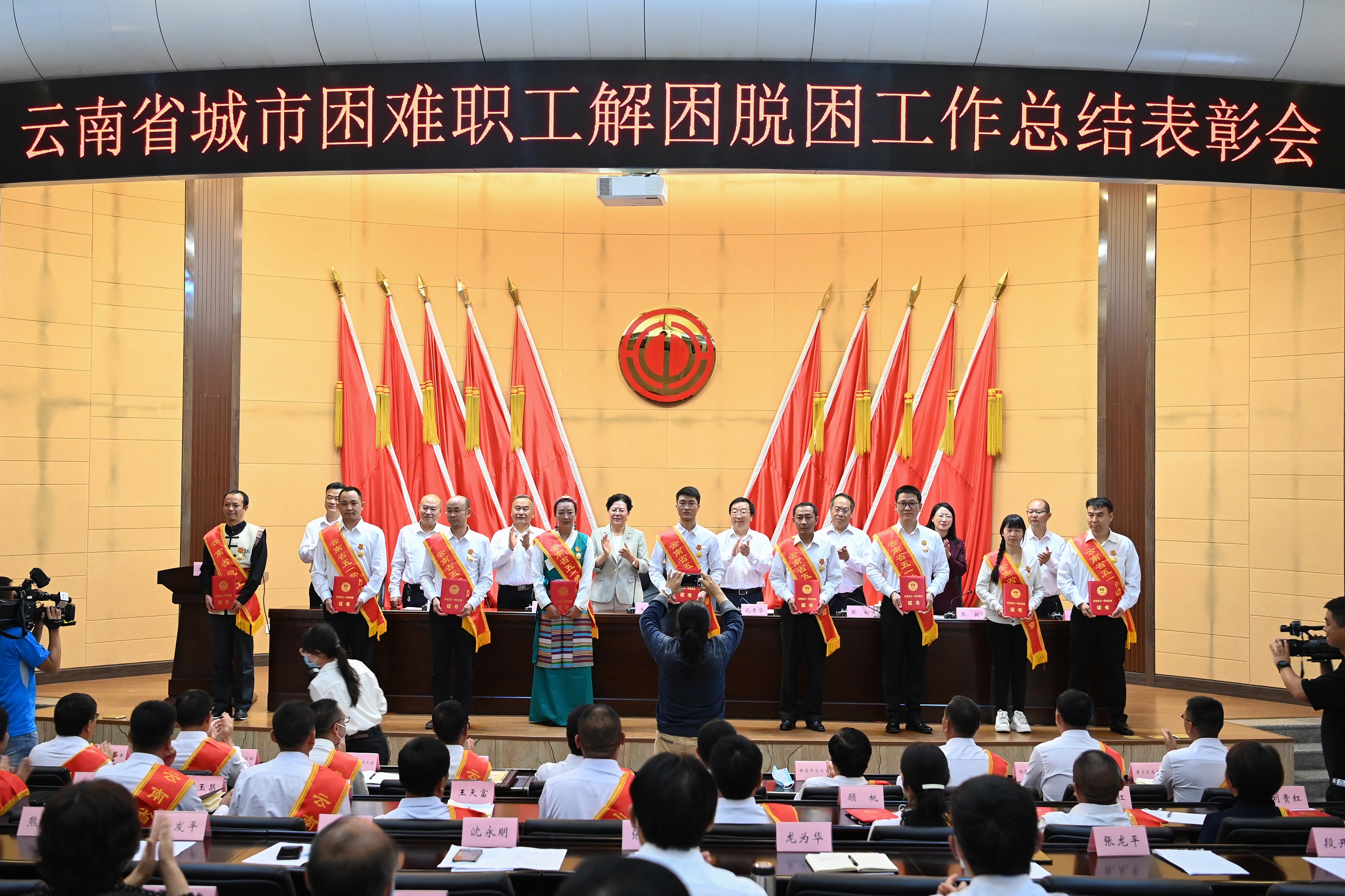 【創(chuàng)先爭(zhēng)優(yōu)】公司年輕副總經(jīng)理龍為華榮獲 云南省五一勞動(dòng)獎(jiǎng)?wù)?>
						</div>
						<div   id=