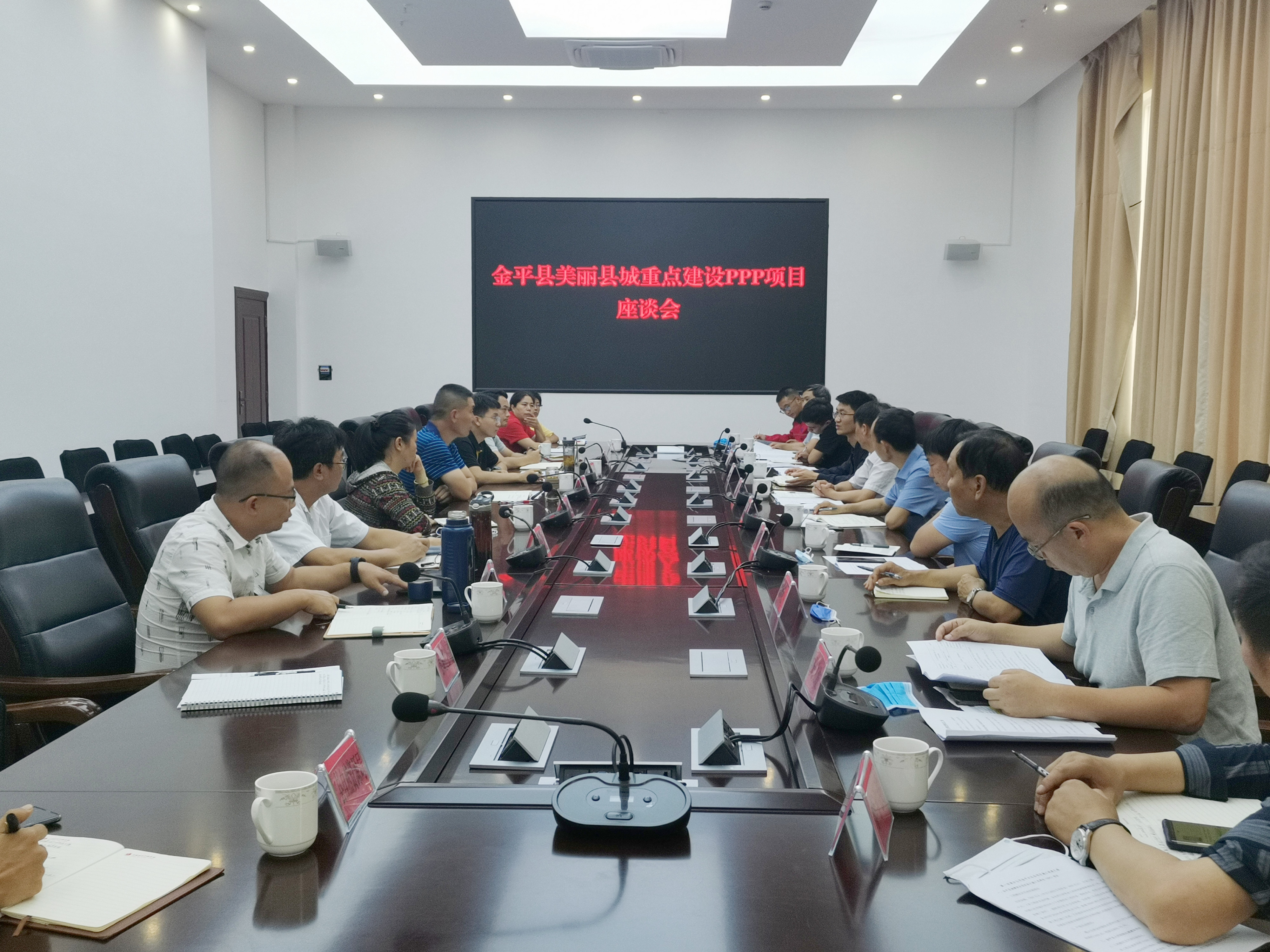 【我為群眾辦實(shí)事】陳定華赴金平縣就金平縣在建項(xiàng)目開展座談會(huì)