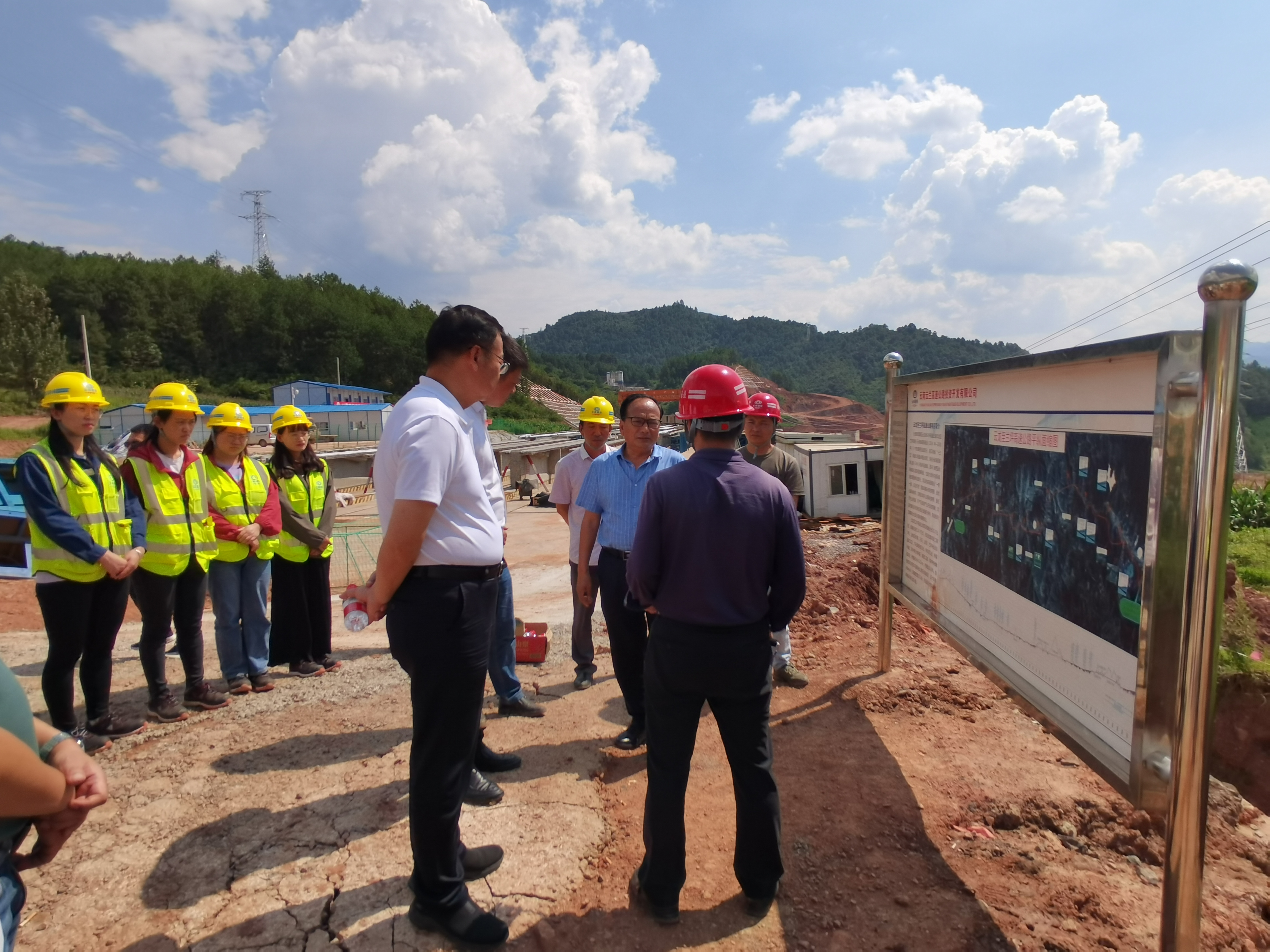 【調(diào)研檢查】云南省交通運輸廳廳長馬文亮一行到路橋分公司承建的云蘭高速土建十七分部進行調(diào)研指導(dǎo)