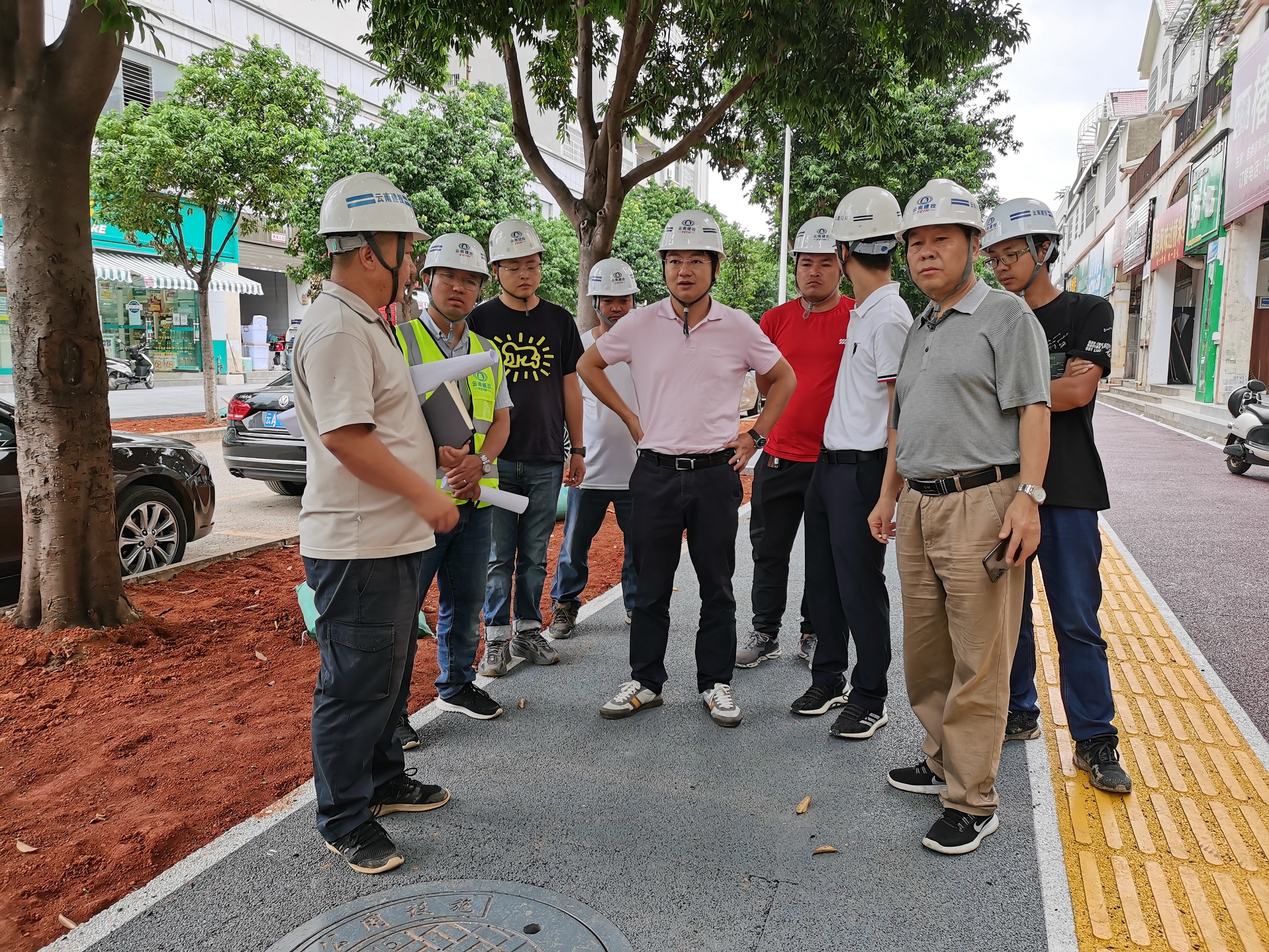 【我為群眾辦實(shí)事】萬向遵一行調(diào)研文山市城區(qū)道路人行道鋪裝工程（一期）勘察、設(shè)計(jì)、施工總承包（EPC）項(xiàng)目