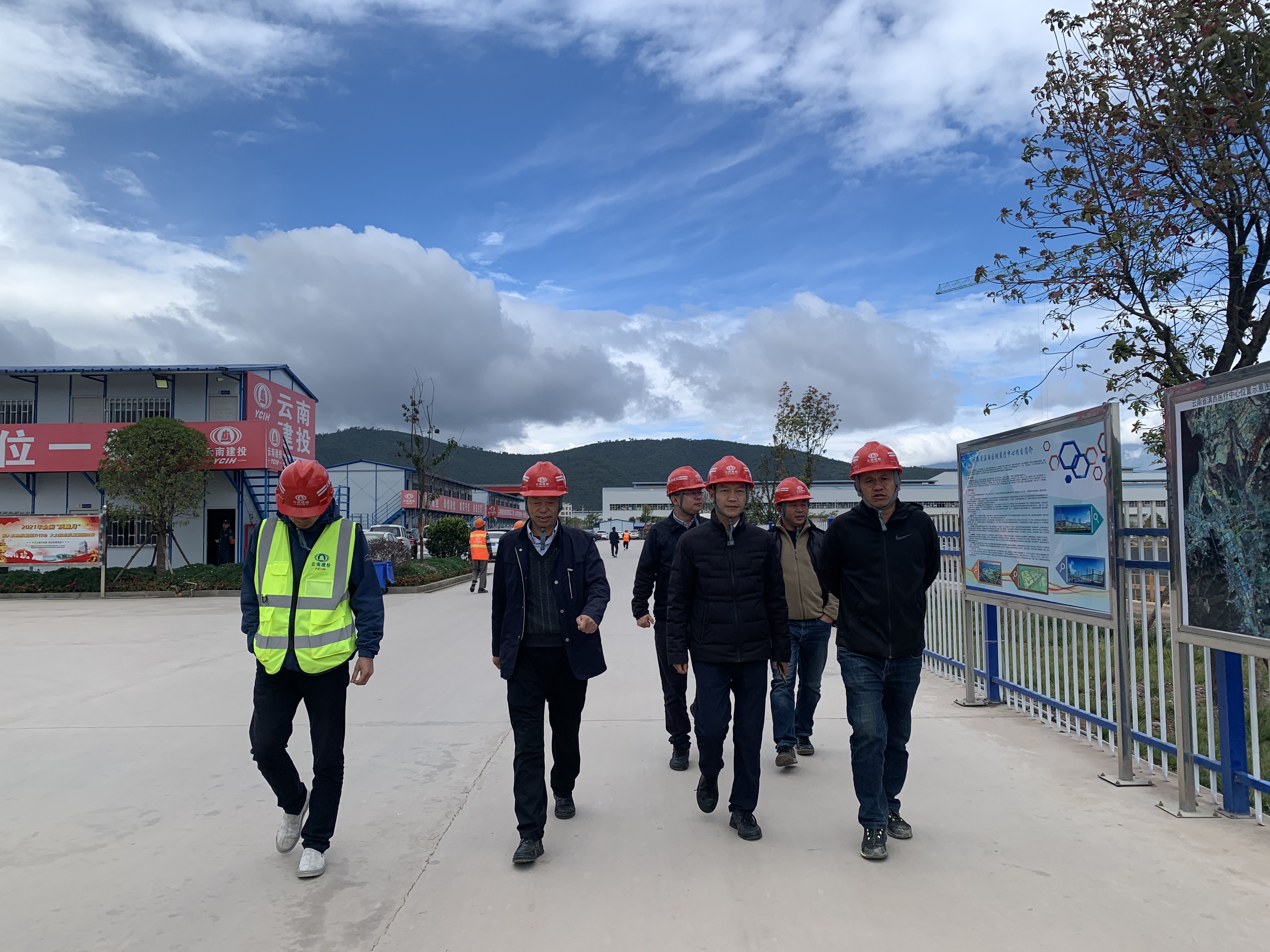 【我為群眾辦實(shí)事】陳定華、董學(xué)友一行到滇西區(qū)域醫(yī)療中心項(xiàng)目調(diào)研鋁模應(yīng)用情況