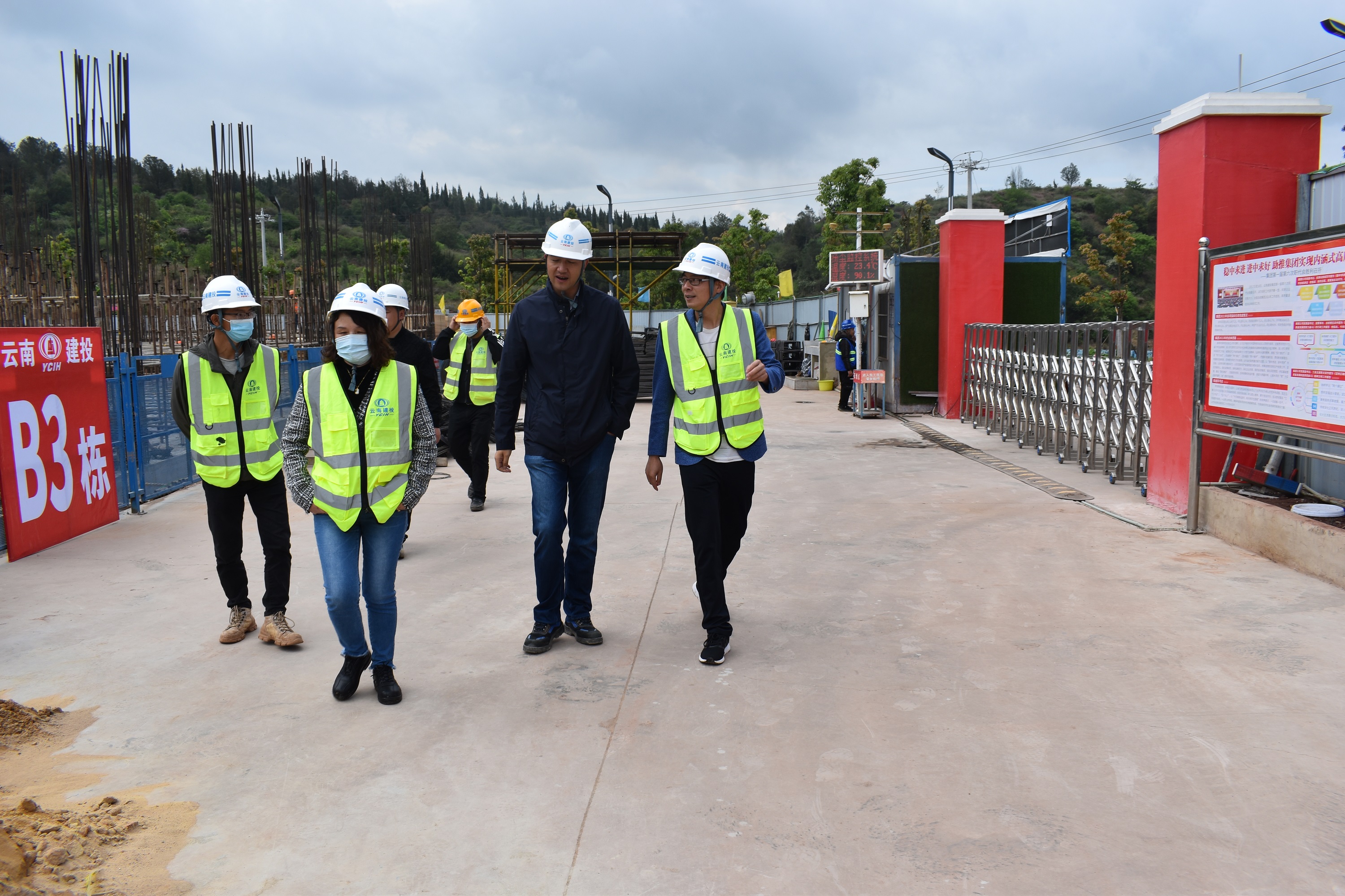 【貫徹一線工作法】公司領(lǐng)導(dǎo)到第十一直管部安寧財經(jīng)大學(xué)新四棟調(diào)研檢查