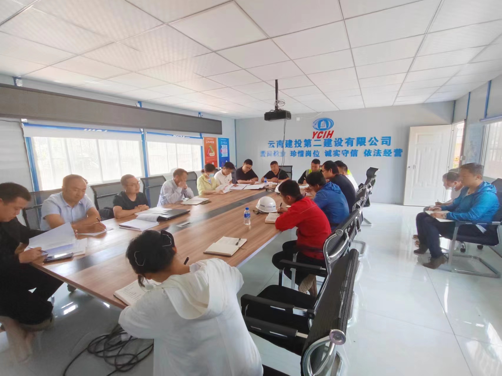 【貫徹一線工作法】陳定華一行到官渡區(qū)291號(hào)路項(xiàng)目開展“五一”期間領(lǐng)導(dǎo)帶班檢查工作