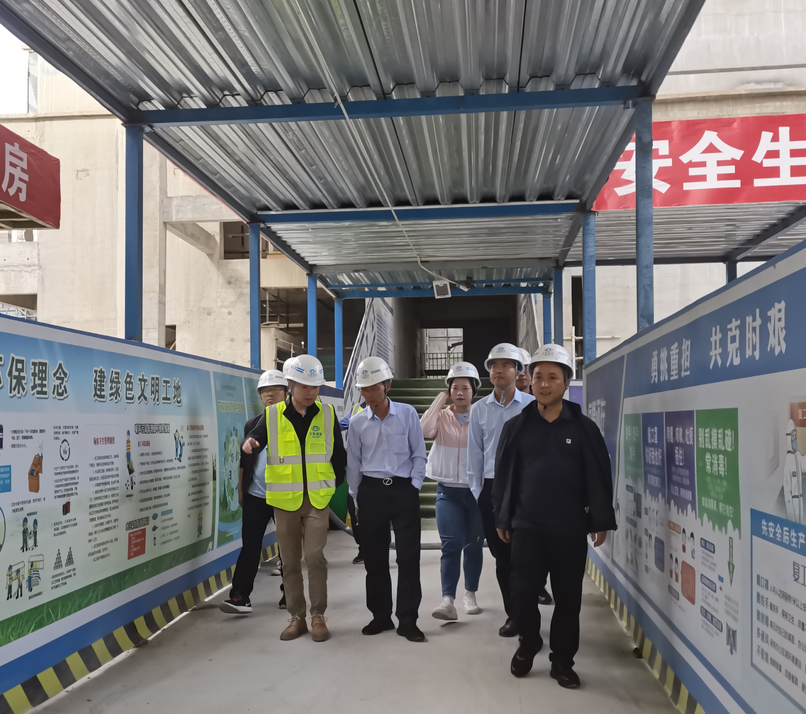 【貫徹一線工作法】公司領(lǐng)導(dǎo)帶班到華潤(rùn)潤(rùn)府項(xiàng)目開展“五一”期間領(lǐng)導(dǎo)帶班檢查工作
