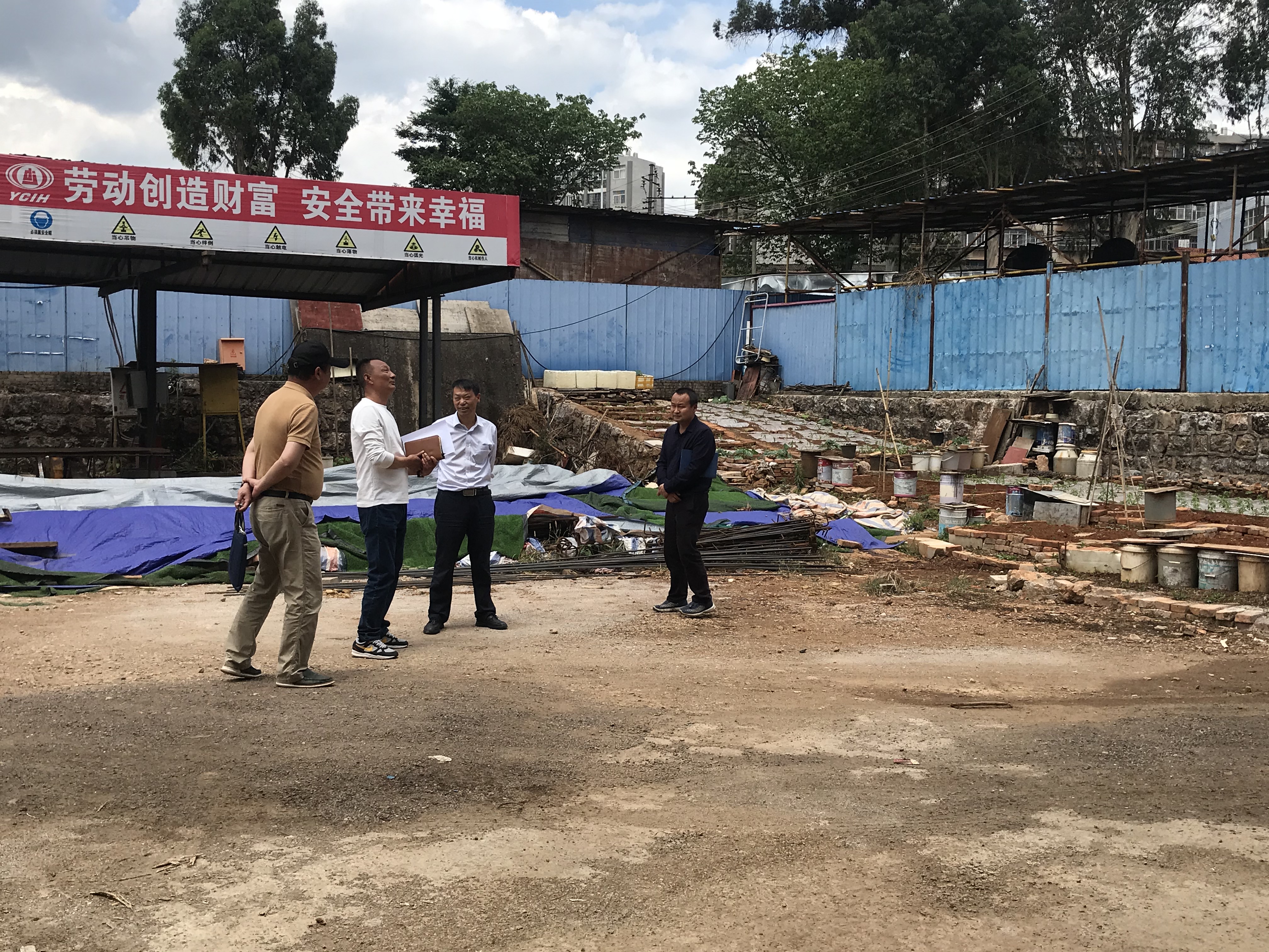 【我為群眾辦實(shí)事】陳定華帶隊(duì)對(duì)公司老舊小區(qū)進(jìn)行安全隱患排查