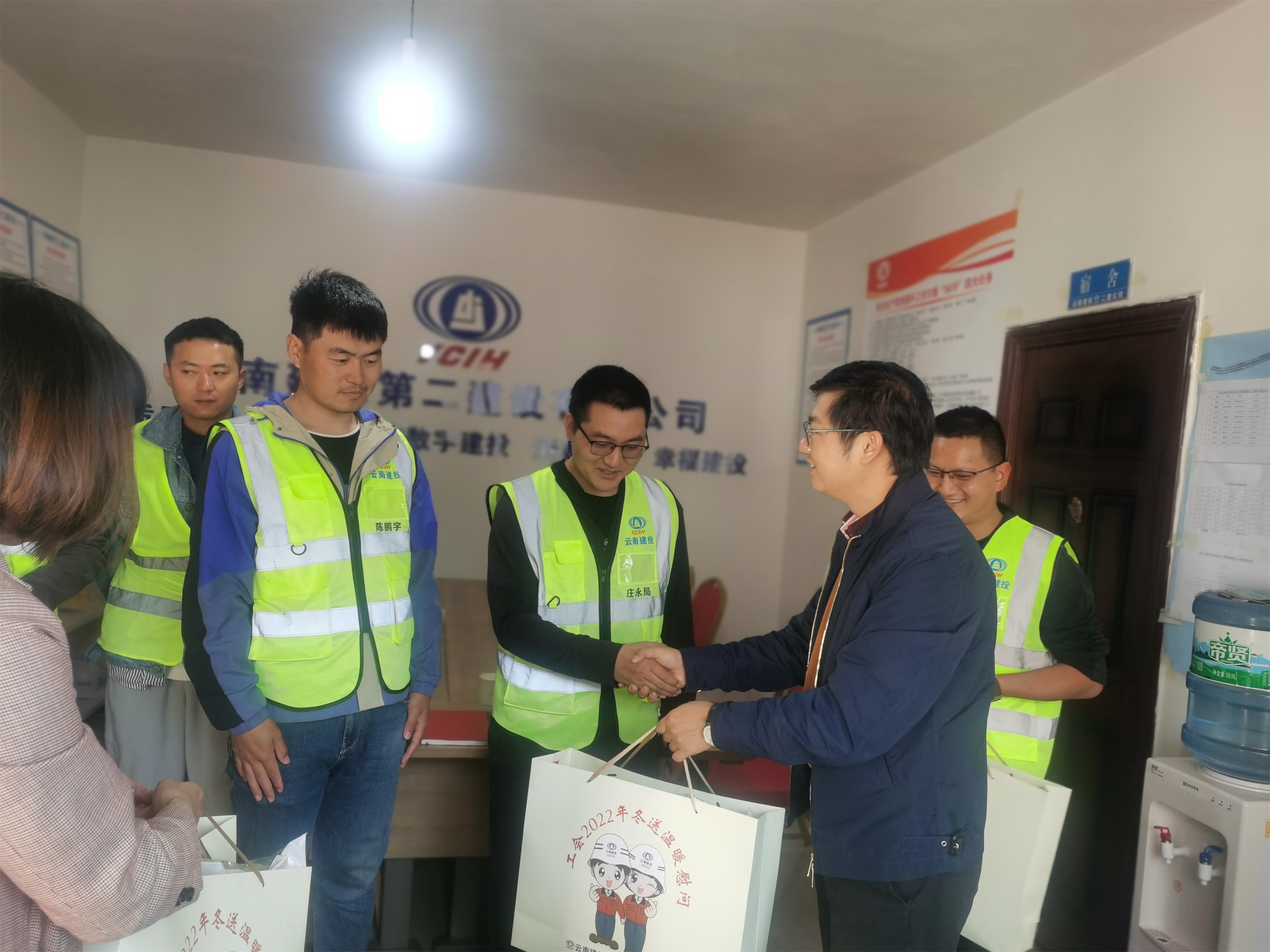 【貫徹一線工作法】萬向遵到安石綠化項目調(diào)研并開展“冬送溫暖”慰問活動