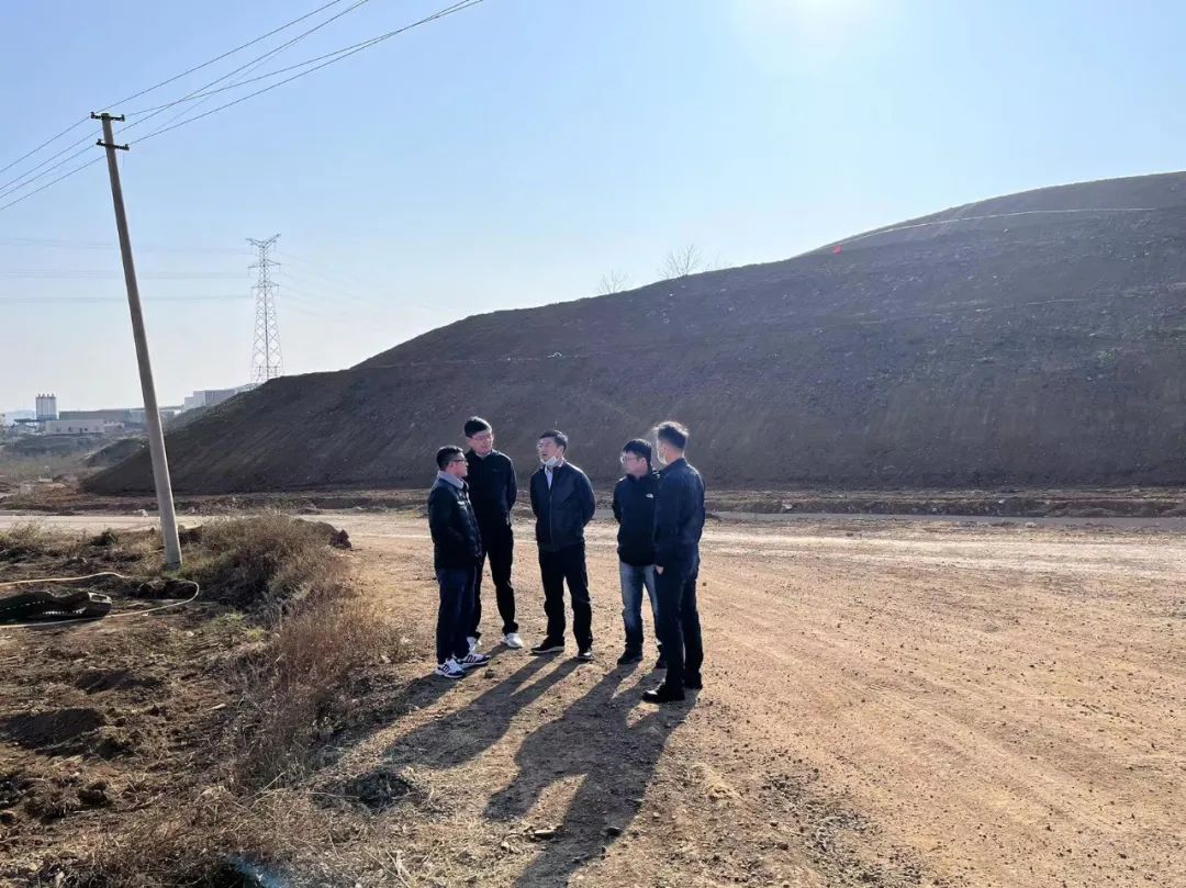 【貫徹一線工作法】萬向遵一行到云南昭通光伏高透基材項目土石方及強(qiáng)夯工程調(diào)研