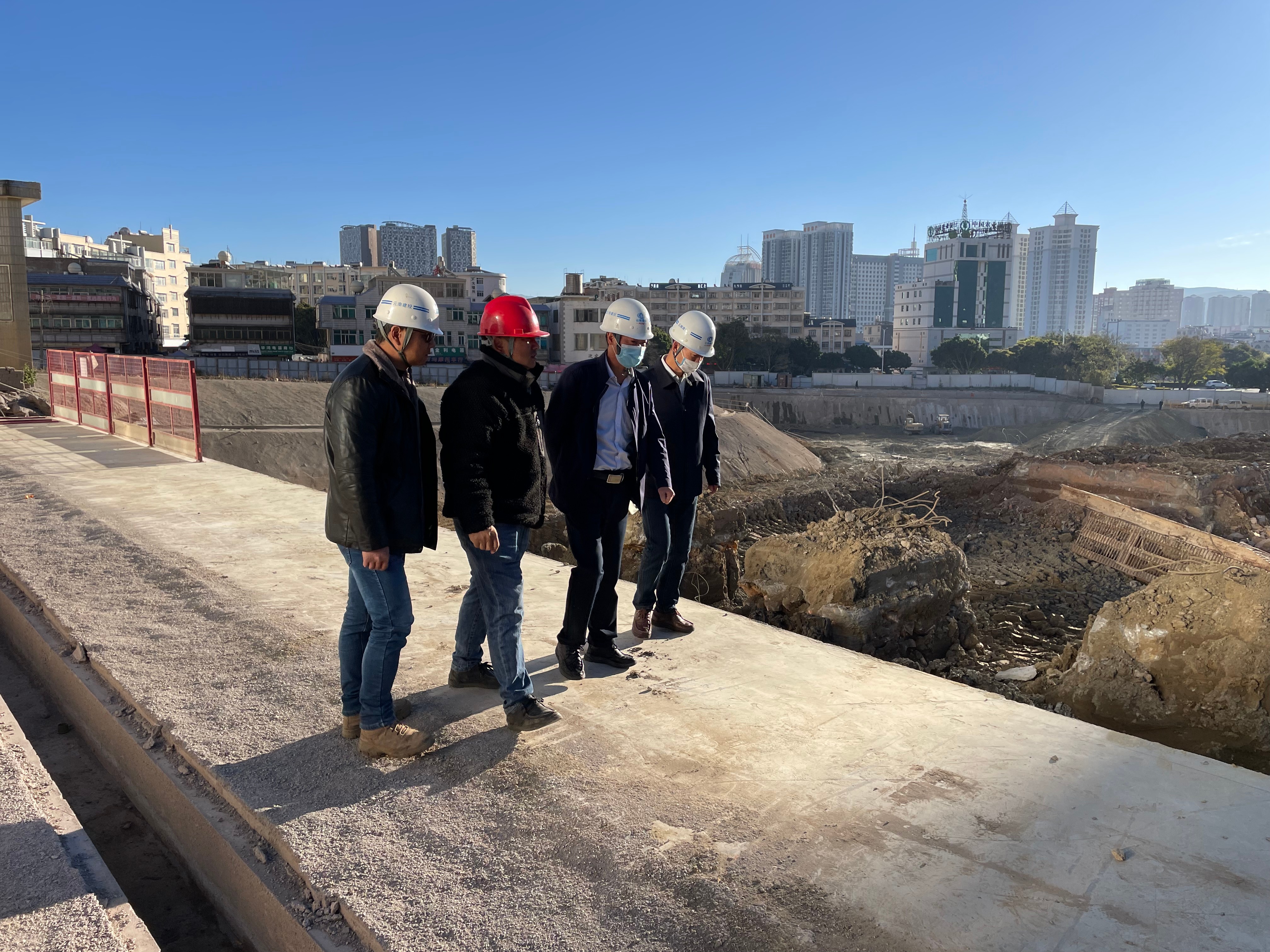 【貫徹一線工作法】陳定華一行到大理水岸華府項(xiàng)目檢查