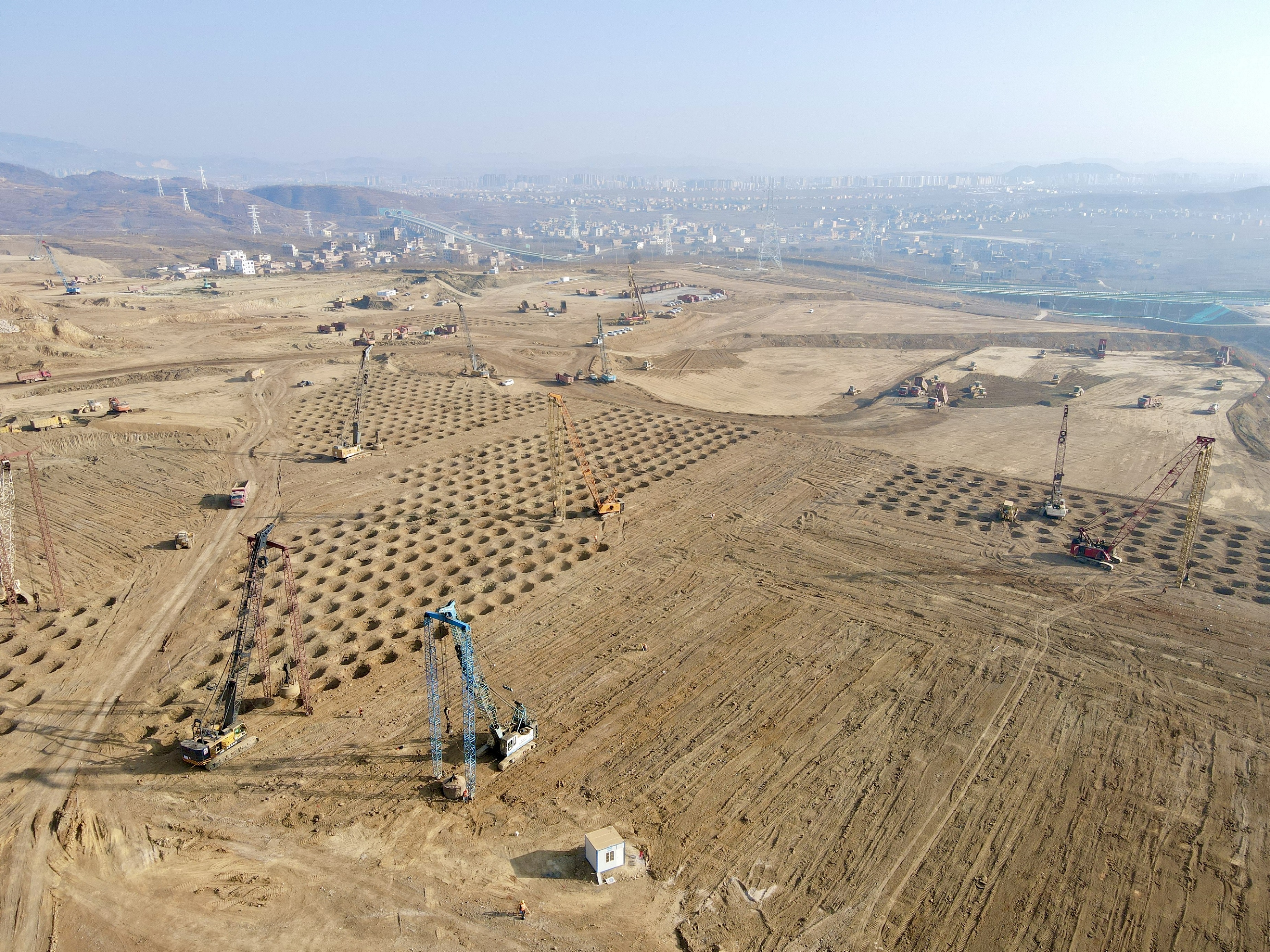 大干快上！云南昭通光伏高透基材項(xiàng)目土石方及強(qiáng)夯工程69天完成超300萬立方米土石方、30萬平方米強(qiáng)夯