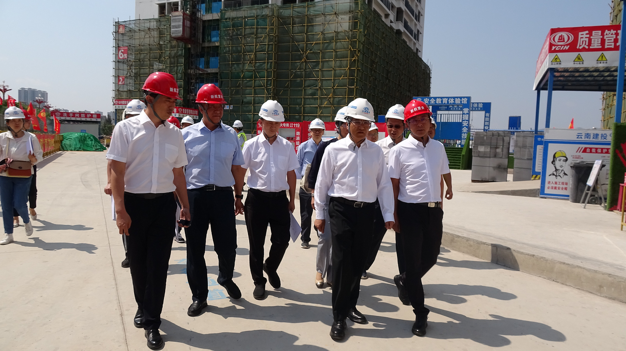 楚雄州委副書(shū)記、州長(zhǎng)張文旺到楚雄新航鴻雅項(xiàng)目調(diào)研