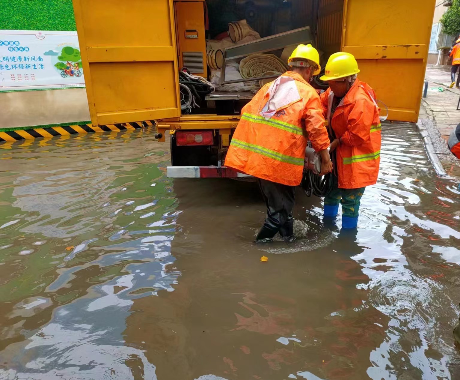 【一線資訊】西山區(qū)公共排水管渠維護(hù)作業(yè)項(xiàng)目啟動(dòng)強(qiáng)降雨天氣緊急救援作業(yè)