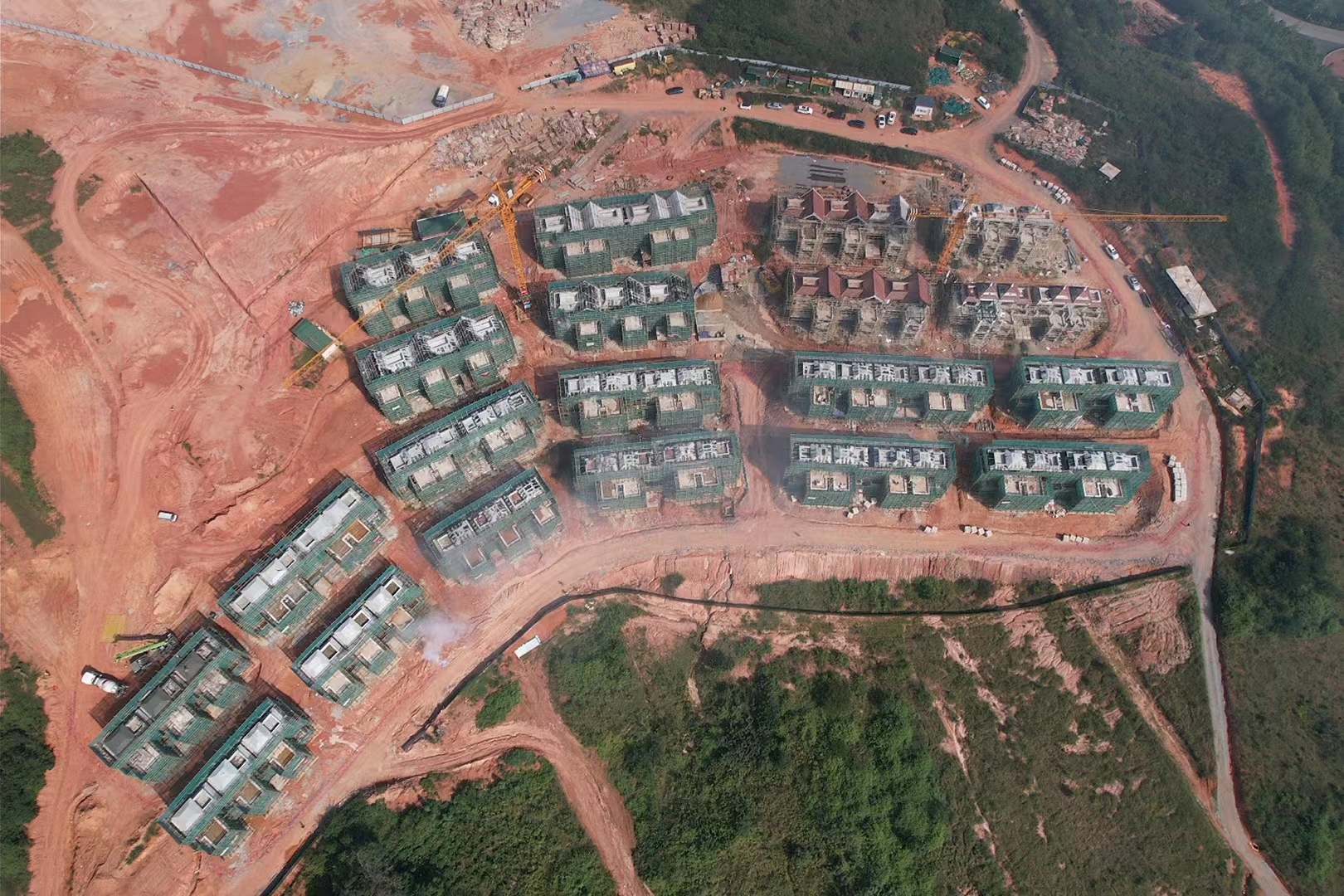 【項(xiàng)目動(dòng)態(tài)】勐巴拉普洱茶小鎮(zhèn)璟龍?jiān)航ㄔO(shè)項(xiàng)目別墅區(qū)順利封頂