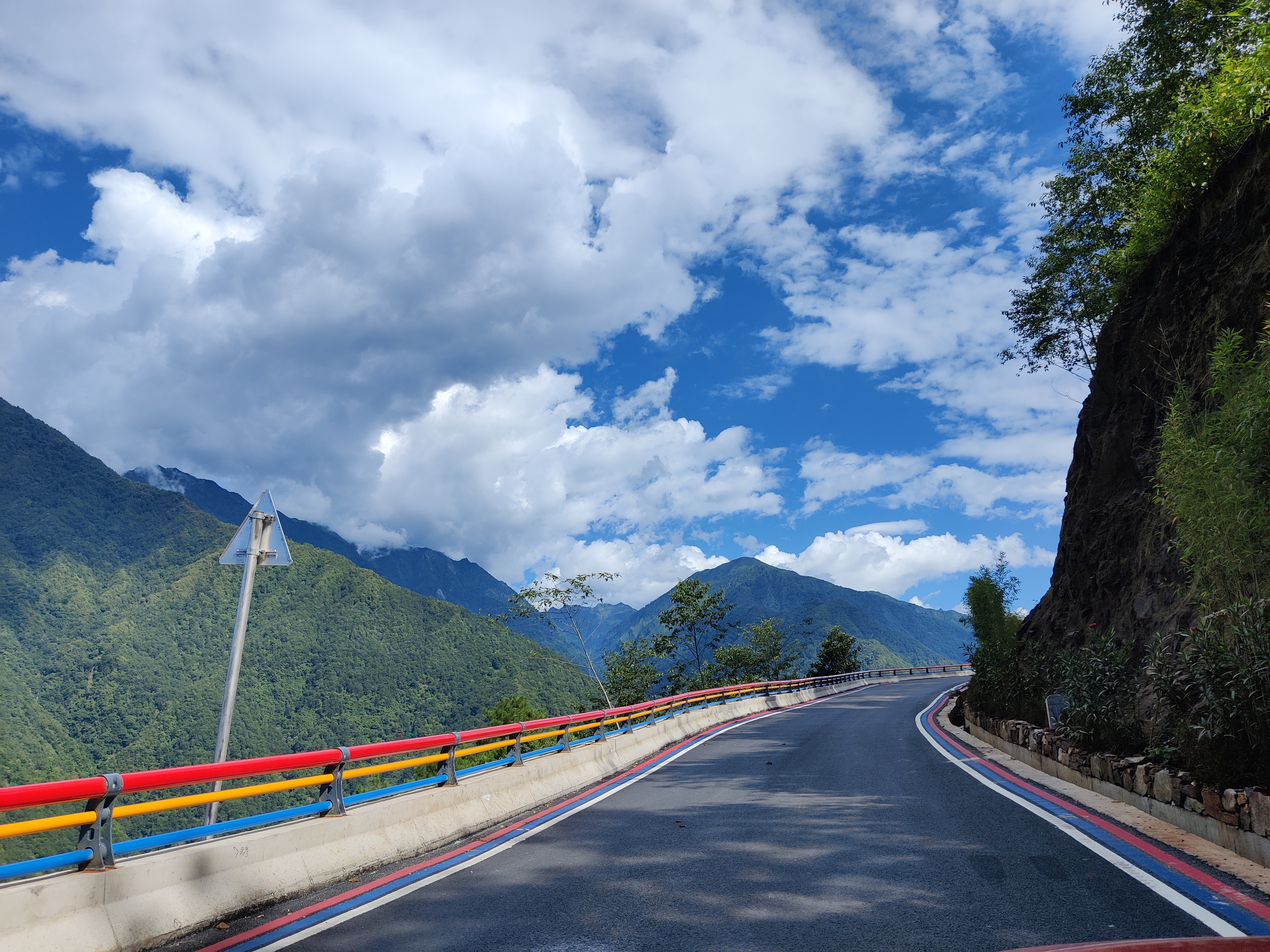 【項(xiàng)目動(dòng)態(tài)】福貢縣石月亮產(chǎn)業(yè)路建設(shè)項(xiàng)目順利通過竣工驗(yàn)收