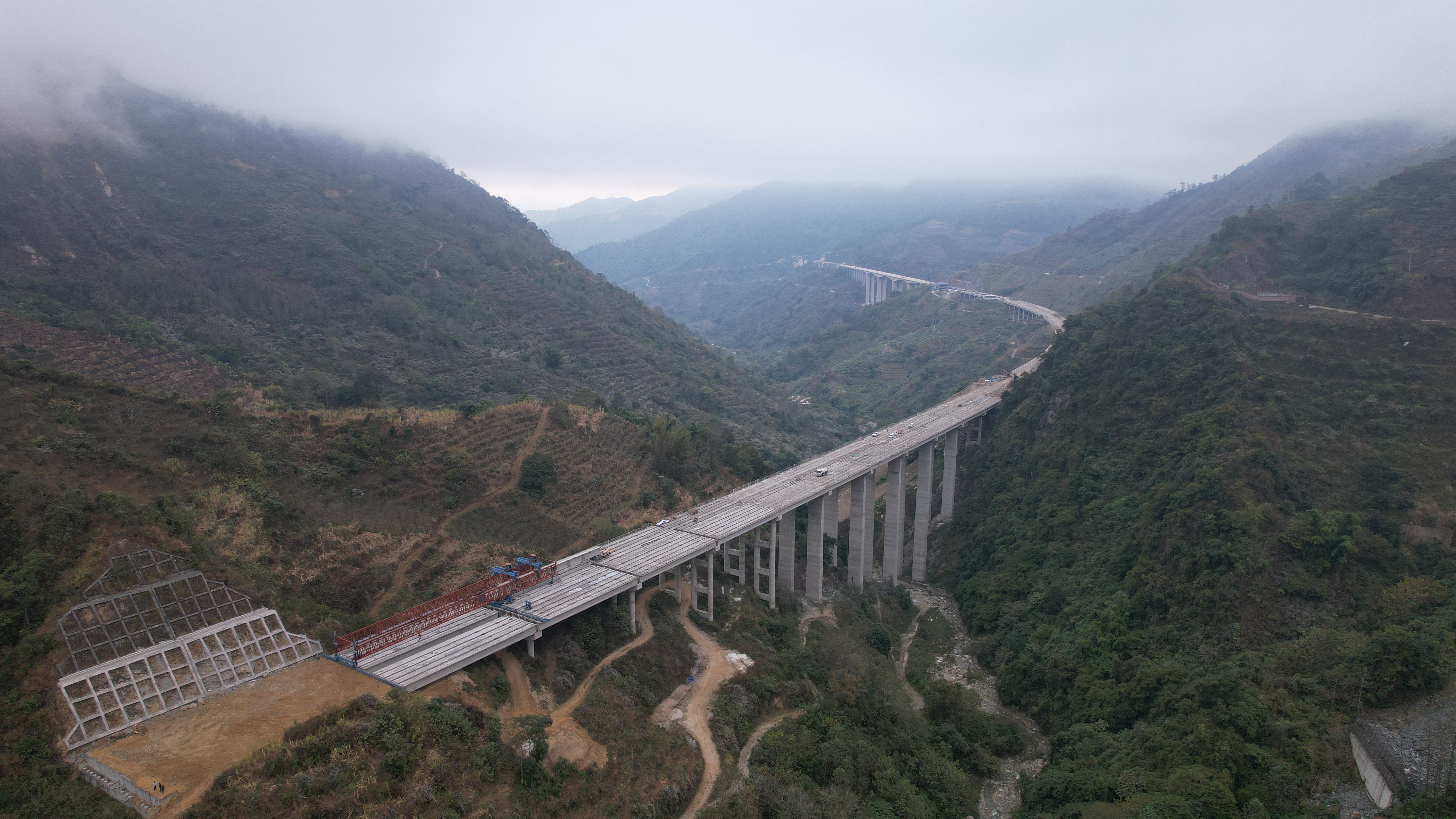 【項(xiàng)目動態(tài)】元綠高速土建五分部嗝迷2號大橋40mT梁架設(shè)完成