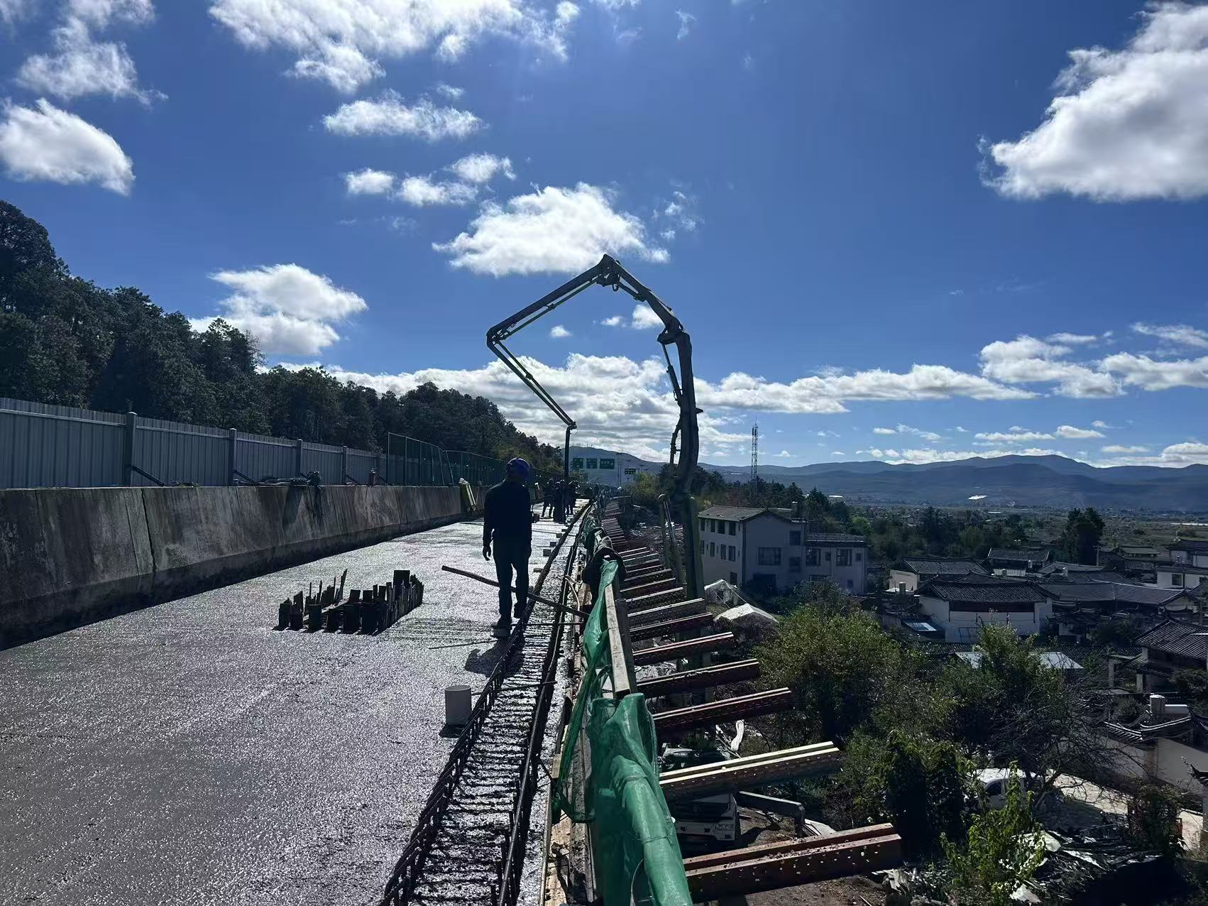 【奮戰(zhàn)80天 決勝全年度】古寧高速土建三分部項目安中村大橋現(xiàn)澆梁澆筑順利完成